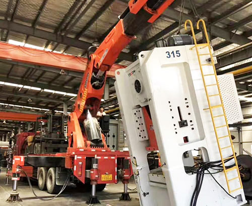 龙游县附近随车吊出租，轻松解决运输难题