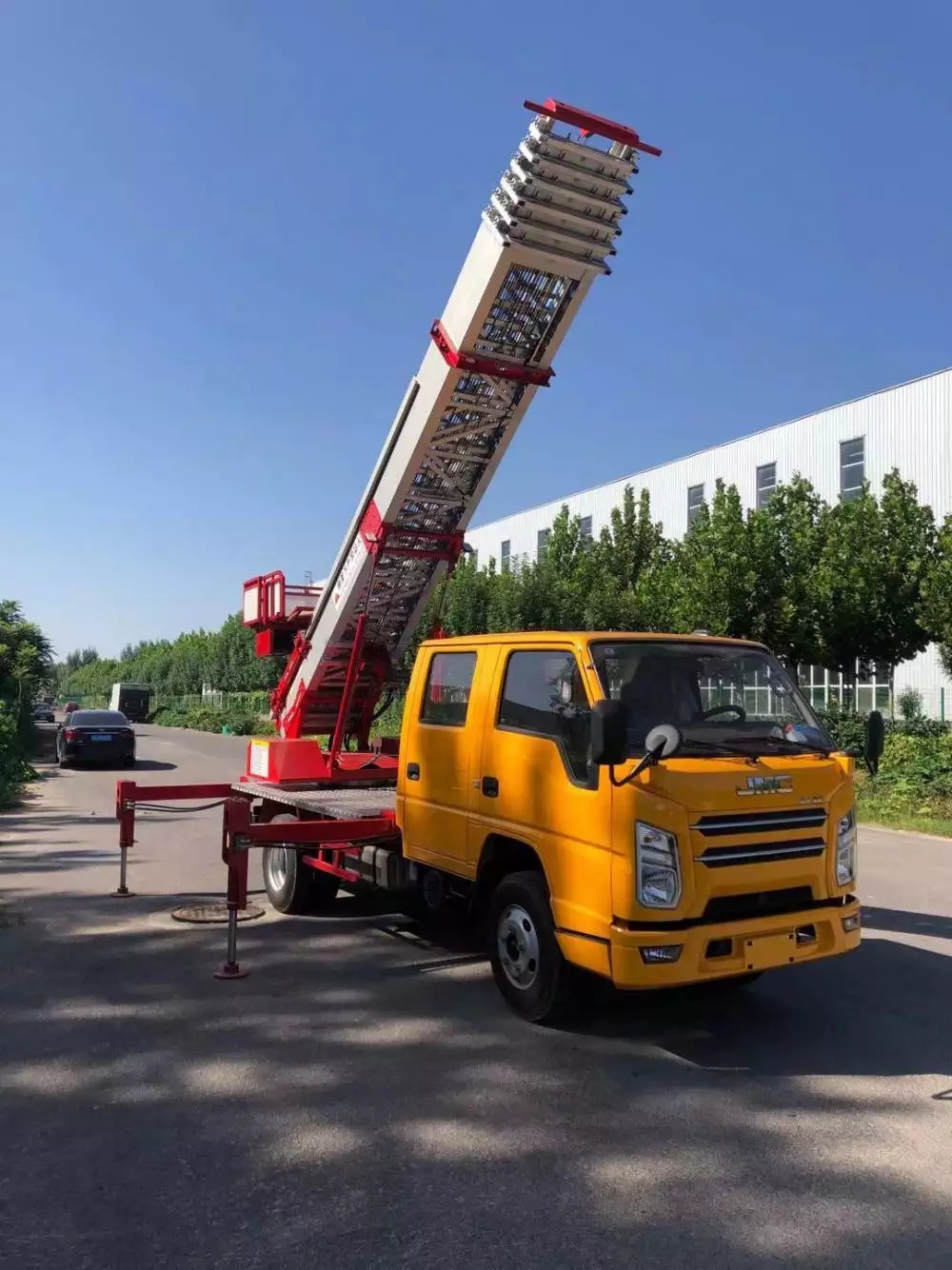 龙游县附近的云梯车出租服务：轻松解决高空作业需求